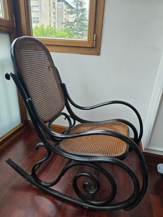 Mecedora antigua de ratán y madera