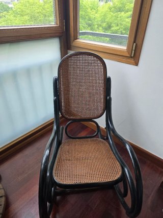 Mecedora antigua de ratán y madera
