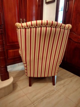 Sillón orejero de tela a rayas