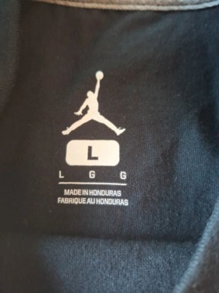 Camiseta negra con diseño gráfico