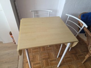 Mesa de salón y 3 sillas