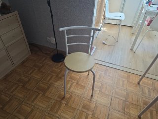 Mesa de salón y 3 sillas