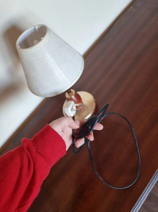 Lámpara de mesa antigüa latón y madera
