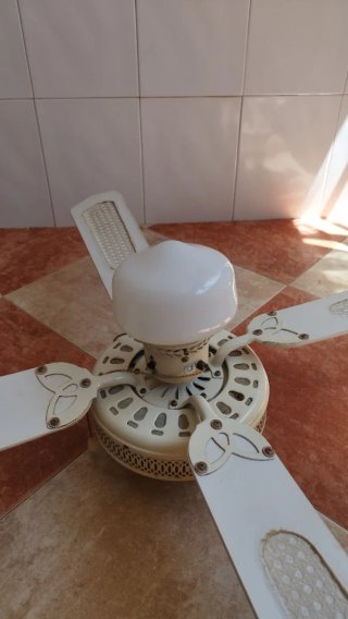 Ventilador de techo blanco con luz integrada