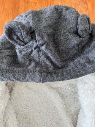 Buzo de bebé gris con capucha