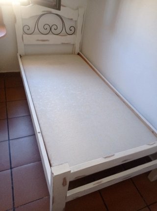 Cama, mesa de noche, estantería y silla escritorio