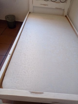 Cama, mesa de noche, estantería y silla escritorio