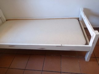 Cama, mesa de noche, estantería y silla escritorio