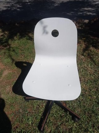 Cama, mesa de noche, estantería y silla escritorio