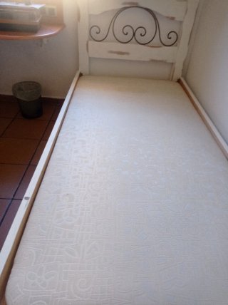 Cama, mesa de noche, estantería y silla escritorio