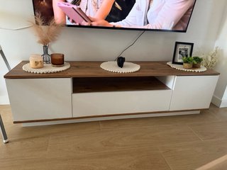 Mueble TV madera y blanco