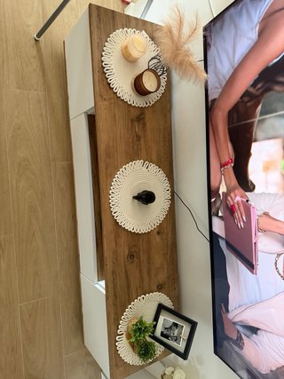 Mueble TV madera y blanco