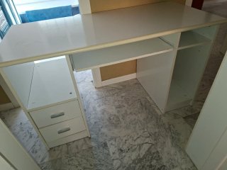 Escritorio blanco con cajones y estantes