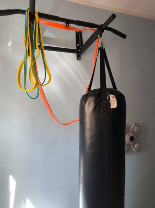 Saco boxeo, barra dominadas y cuerdas goma