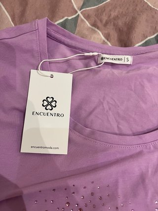 Camiseta morada corazón flores de manga corta