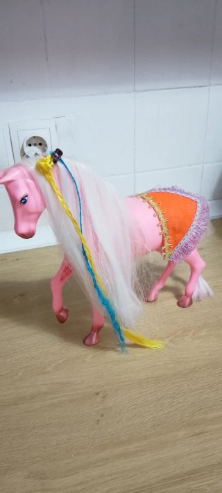 Caballito de juguete rosa con crin larga