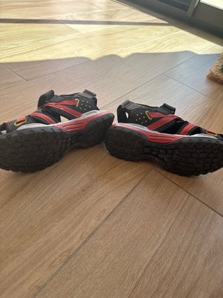 Sandalias Geox niño negras y rojas