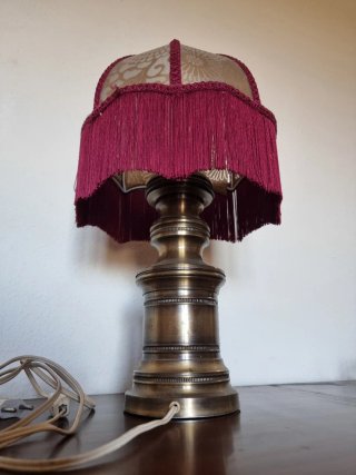 Lámpara de mesa antigüa de latón con flecos