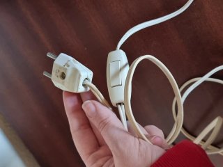 Lámpara de mesa antigüa de latón con flecos