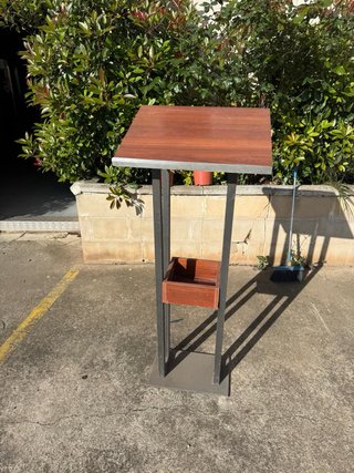 Atril para conferencias de madera y metal