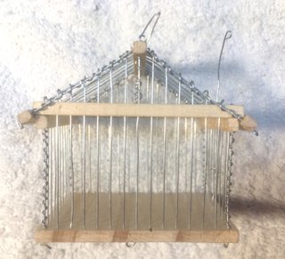 Jaula para grillos de madera y metal