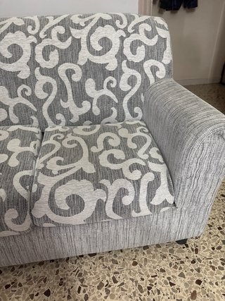 Divano 2 posti tessuto grigio e bianco