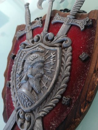 Escudo y Cruz Decorativos