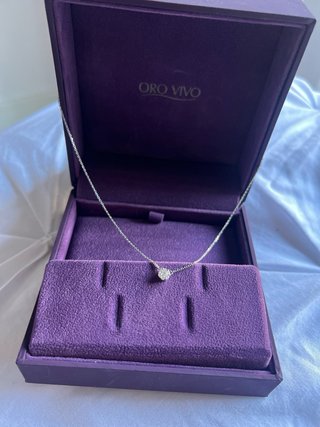 Collar de oro con colgante de diamantes