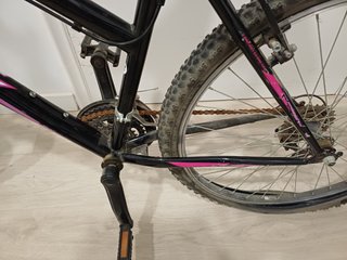 Bicicleta de Montaña Negra y Rosa