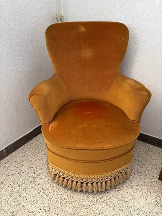 Sillón vintage tapizado en terciopelo