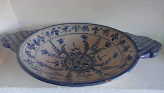 Plato de cerámica azul y blanco