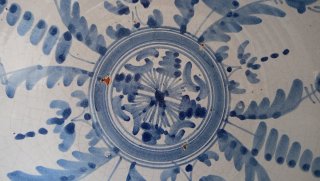 Plato de cerámica azul y blanco