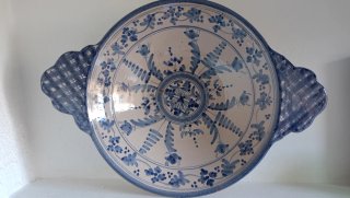 Plato de cerámica azul y blanco