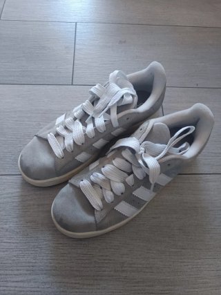 Deportivas Adidas Grises y Blancas. ORIGINALES