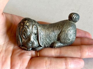 Figura perro metal plateado años 70