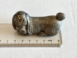 Figura perro metal plateado años 70