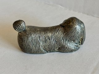 Figura perro metal plateado años 70
