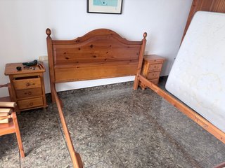 Cabecero y 2 mesitas de noche de madera