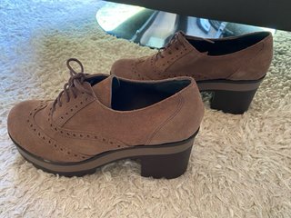 Zapato de ante marrón con plataforma