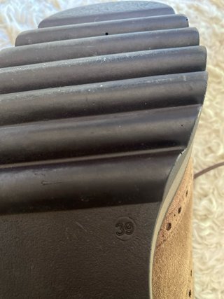 Zapato de ante marrón con plataforma