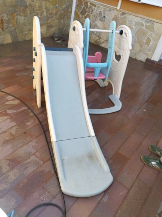 Columpio infantil con tobogán