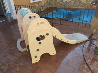 Columpio infantil con tobogán