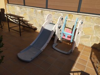 Columpio infantil con tobogán