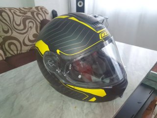 Casco de moto negro y amarillo