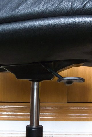 Sillón de oficina negro con ruedas