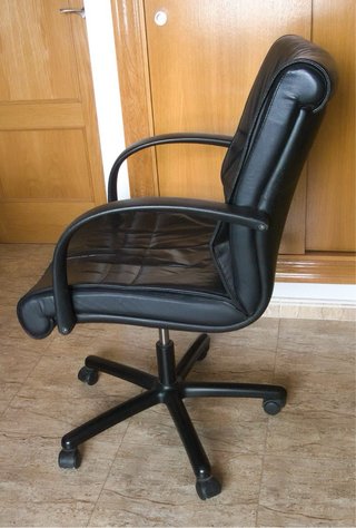 Sillón de oficina negro con ruedas