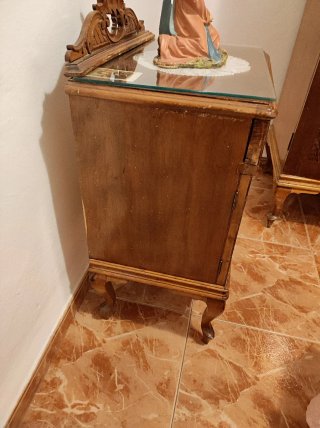 Mesita antigua de madera y cristal