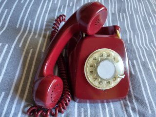 Teléfono antiguo Heraldo rojo burdeos