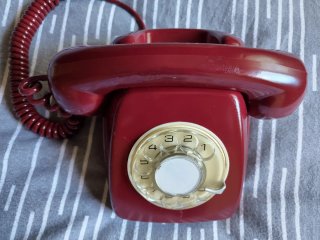 Teléfono antiguo Heraldo rojo burdeos
