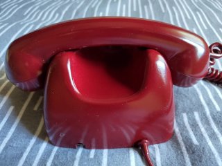 Teléfono antiguo Heraldo rojo burdeos